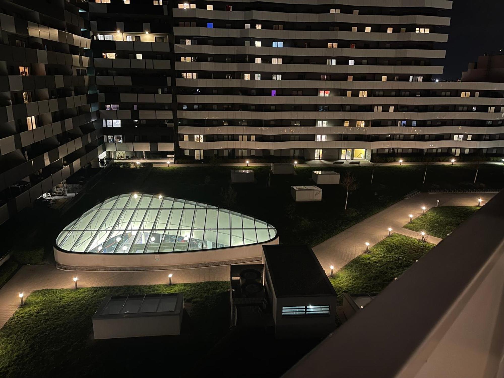 Spacious 1br With Balcony Above Citygate Shopping Complex With Metro Access Apartament Wiedeń