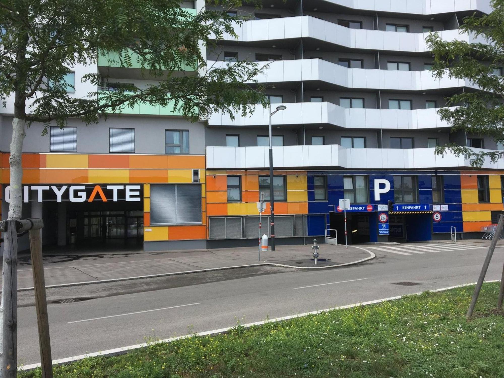 Apartament Spacious 1br With Balcony Above Citygate Shopping Complex With Metro Access