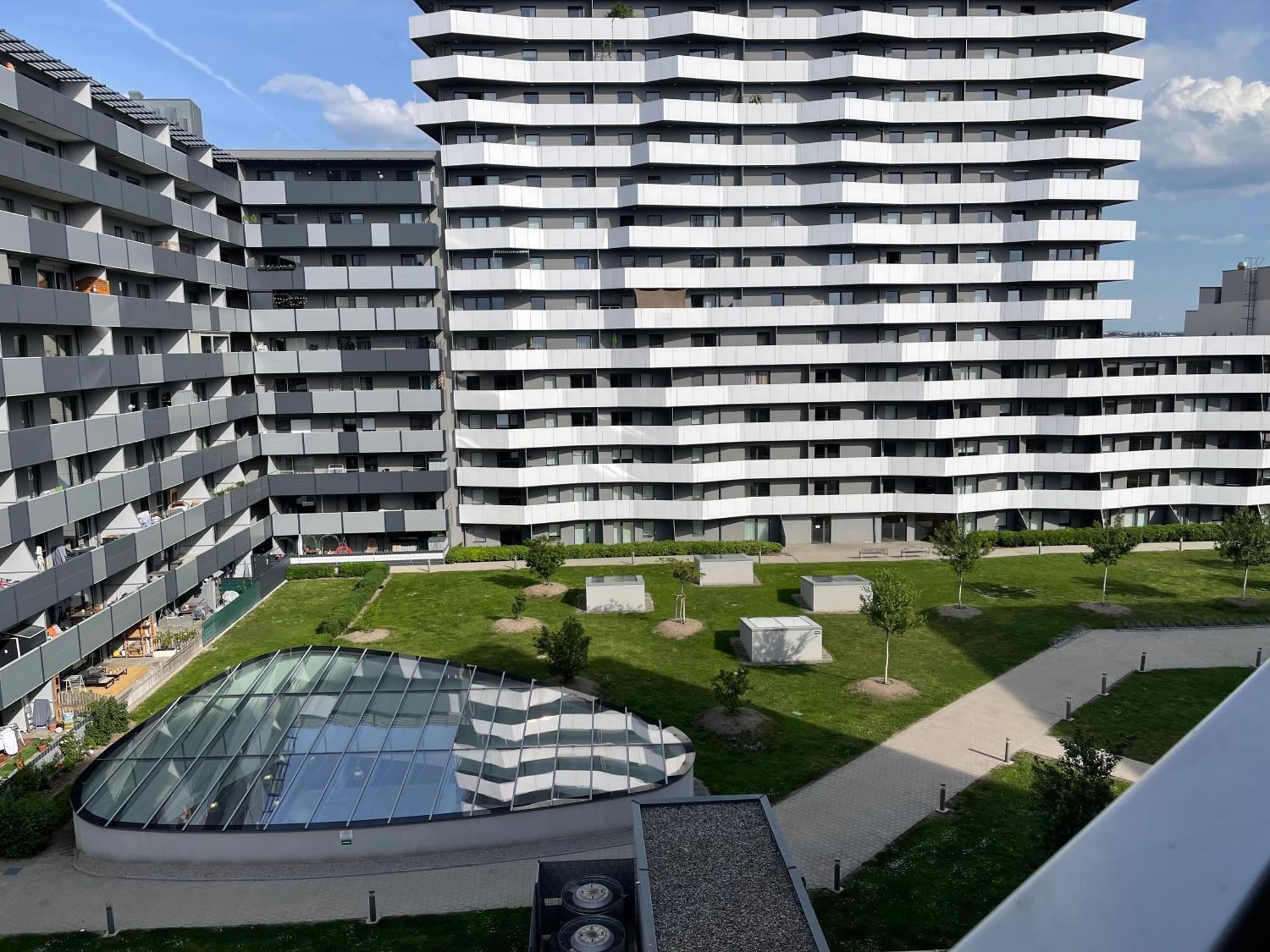 Spacious 1br With Balcony Above Citygate Shopping Complex With Metro Access Apartament